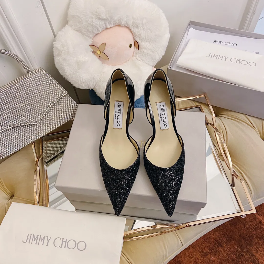 👟👟Ex-factory price 520👟👟 JIMMY CHOO A pair of high heels that can conquer all men👠Easy to wear and versatile, a must-have item for the annual meeting🥂Bilng Bilng is so beautiful that no one can take your breath away Material: Special Crete spliced cow patent leather ➰🍸Sheepskin lining Italian leather outsole Available in three colors: black, nude, silver Size: 34-42 With a height of 8cm, it is packaged simultaneously at the counter!